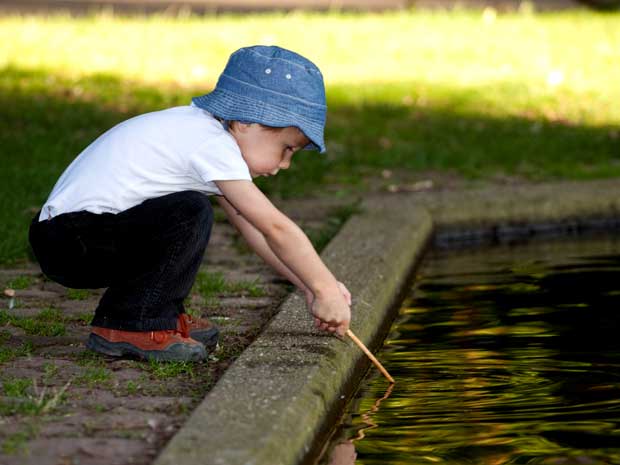 Junge-am-Wasser-Freiburg-Stadtpark